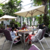 プール横のオープンレストラン