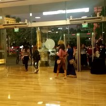 入り口にはセキュリティ