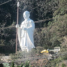 青年大師像の遠景