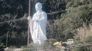 入口のカラフルな仁王像にも要注目です