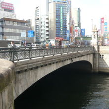 現在の万世橋は鉄橋とのことですが、石材も活用されています。
