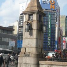 現在の万世橋と袂の石壁です。昭和５年の架け替えのようです。