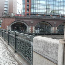 万世橋の東側の様子と南岸の旧万世橋駅の煉瓦造りの駅舎です。