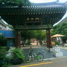 韓国漢方薬の町大邱の薬令門