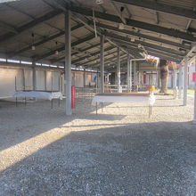 定休日にはがらんとしたオープンスペースが広がります…