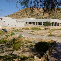 ホテル敷地内にある庭から見た外観。