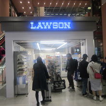 行列が出来る１F到着ロビー店舗の様子