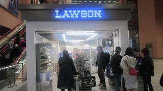 到着ロビーにも店舗が！