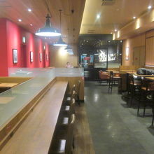 ファストフード店で横になって寝ると怒られるのは世界共通！