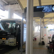 バスは色々な車両のタイプで運行されています