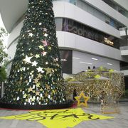 白、金、そして黄色のクリスマスの飾り