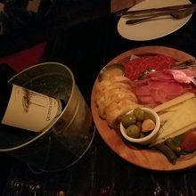 好きなチーズとハムのお肉3種類の盛合せ$23　ワイン$37　