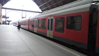 日本より車幅が広い