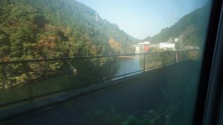 山あいにけっこう細く続いていて