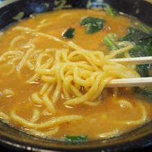 麺は家系の中太低加水率麺