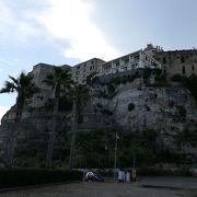 トロペア（ヴィーヴォ・ヴァレンツア県）の断崖上にそびえたつ旧市街を眺める絶景通り♪