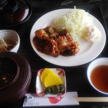 鶏の胡麻風味甘酢和え定食です