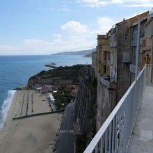 遠くの海に埠頭が見えます　それがツリティスコ港です