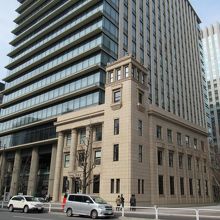 右前方からの様子(後方が複合ビル)