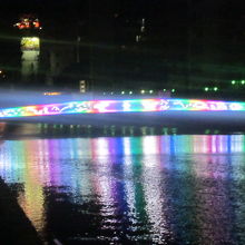 電飾で輝くふれあい橋の遠景