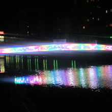 一番カラフルな電飾が楽しめるのはふれあい橋ですね。
