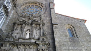 みごとな金箔細工の祭壇