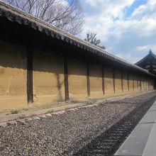 三十三間堂の南辺の様子。このエリアもとても静かですね。