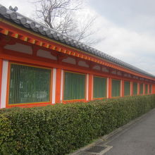 西辺は朱塗りの美しさが目立ちますね。