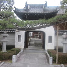 こちら（南側）は裏門的位置づけかしら？