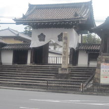 西側山門の様子