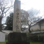 神社名を示す石碑と境内とが少し離れているので要注意です