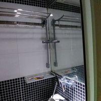 トイレ兼シャワールームはかなり狭い