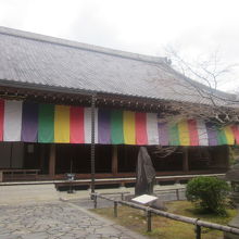 非常に横長の迫力ある建造物ですね。