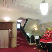 南側の玄関内広場