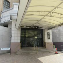 北側の玄関前(エスカレーターは左手)