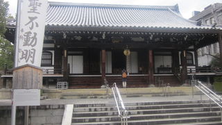 元々は別の寺の本堂だった建造物とのことで…。