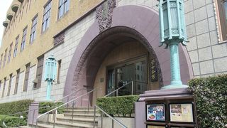 昭和３年完成のレトロな雰囲気を醸し出している建物です