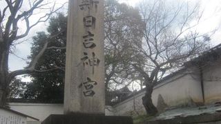 神社名を示す石碑と境内とが少し離れているので要注意です