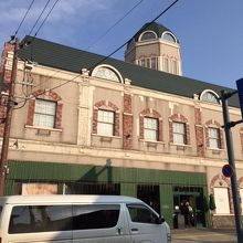 登れる展望台が目印の本店外観。