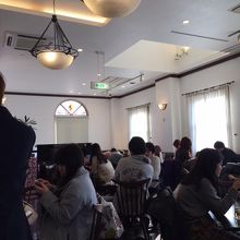 天井が高くてくつろぎやすい雰囲気の店内。