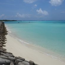 滑走路すぐそばの海