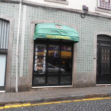 家族経営っぽい小さなレストランが点在しています