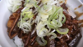 朝6:30から味わえるホルモン丼