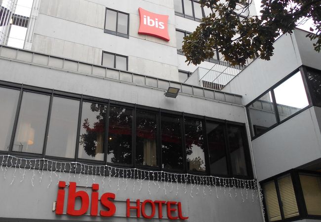 宿泊ホテル「イビス・ポルト・セントロ」がこちらに面していました