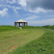 断崖上の東屋