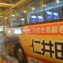 大型バスで運行しております。