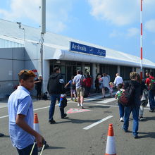 飛行機からターミナルまでは徒歩。日差しが強い。