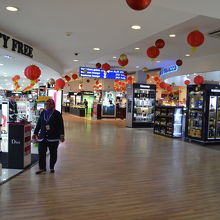 空港の規模に対して免税店は広い。