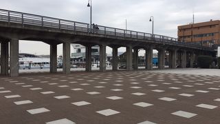 山下臨海線の線路を外して遊歩道として整備したもので、恋人達のデートコースになっています