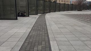 港の荷役に使われた鉄軌道と転車台が復元保存されています